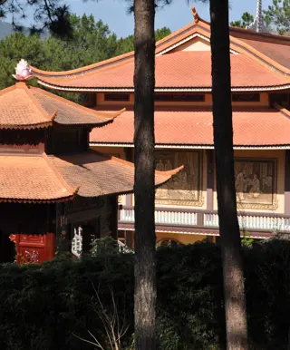 Besichtige den spirituellen Truc Lam Tempel